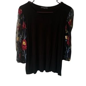 Kim & Cami women’s top. Size large. Sleeves with embroidery.